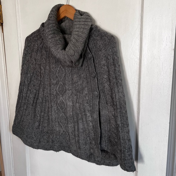 H&M Cable Knit Sweater Cape 🪴 - Picture 2 of 4